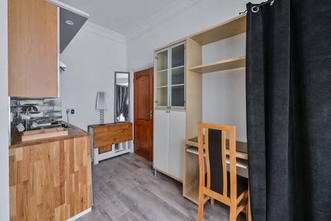 Studio to rent, Arthur Road, Islington, London, N7