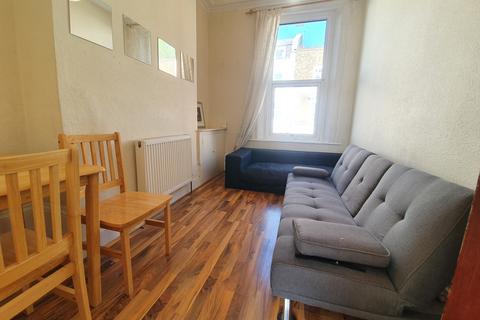 5 bedroom maisonette to rent, Brecknock Road, London N7