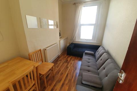 5 bedroom maisonette to rent, Brecknock Road, London N7