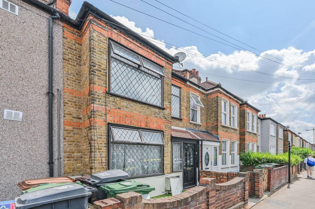 FULBOURNE ROAD, LONDON, E17... 3 bed terraced house £2,300 pcm (£531 pw)