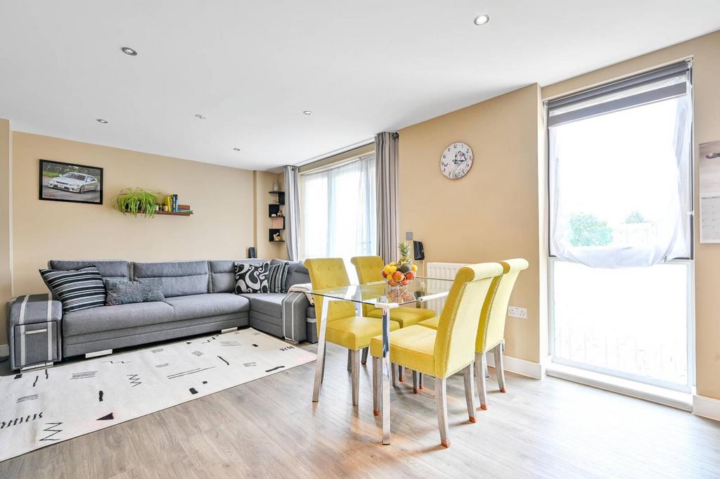 Hawker Drive, Addlestone, KT15 2 bed flat for sale £350,000