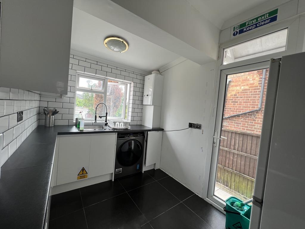 Gladstone Park Gardens, London NW2 2 bed house share to rent £730 pcm