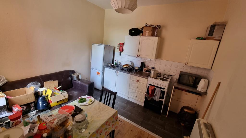 Anson Road, M14 5BZ 2 bed flat £825 pcm (£190 pw)