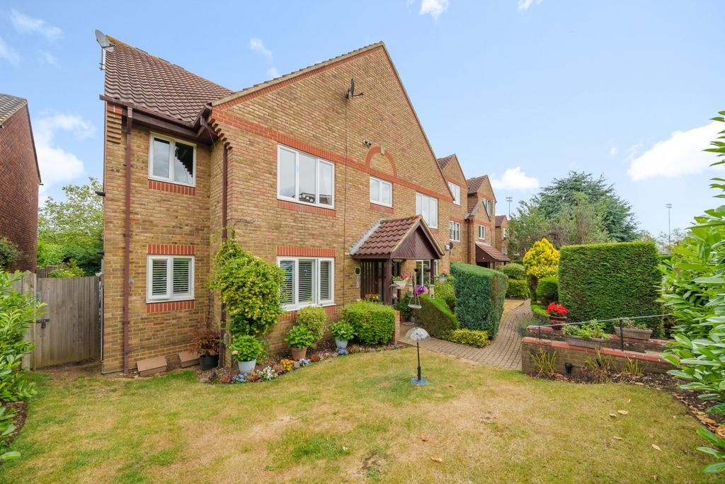 Kempton Court, Kempton Avenue, SunburyonThames, TW16 2 bed apartment
