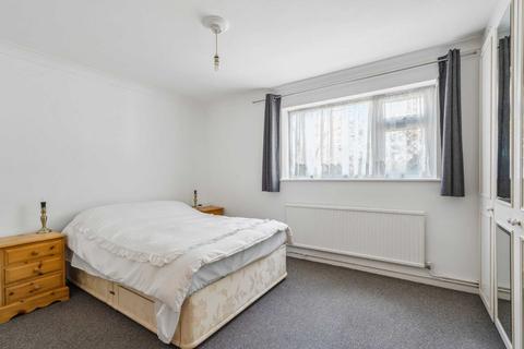 2 bedroom flat for sale, Hogarth Court, Steeplands, Bushey