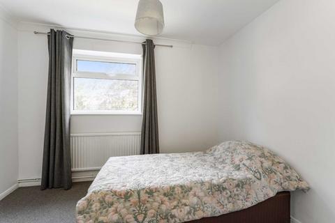 29, Hogarth Court Steeplands, Bushey, WD23 1BT