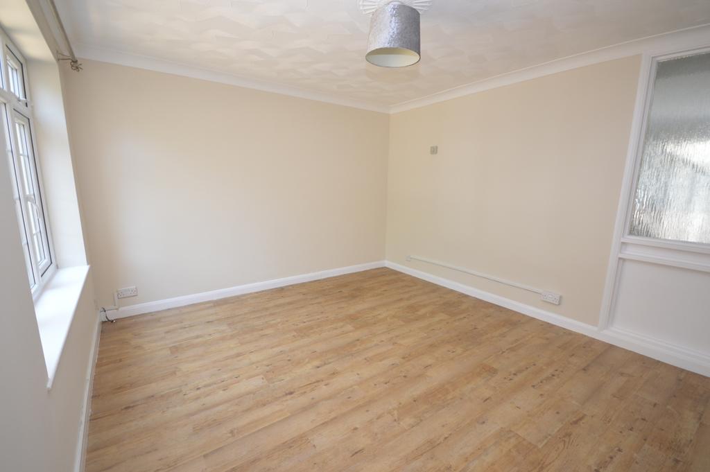 Samber Close, Lymington, Hampshire, SO41 3 bed semidetached house £1,350 pcm (£312 pw)