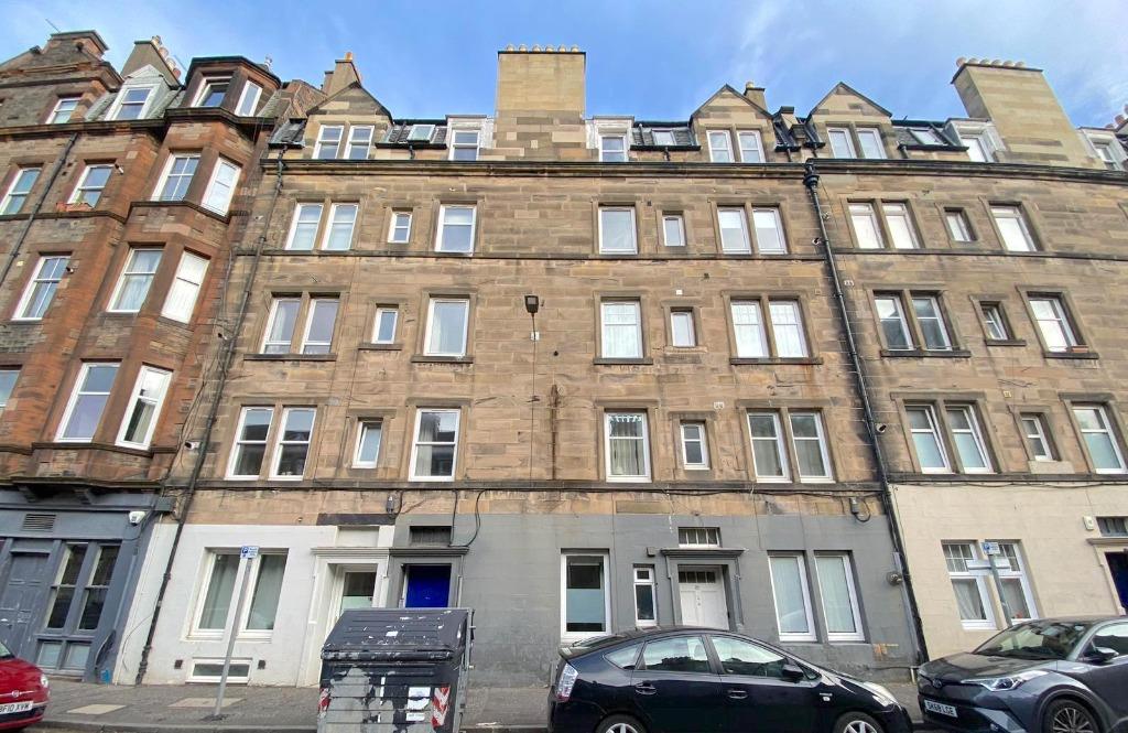 St Peters Place, Polwarth, Edinburgh... 1 bed flat £1,050 pcm (£242 pw)