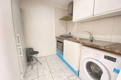 Studio to rent, Rucklidge Avenue, London, NW10