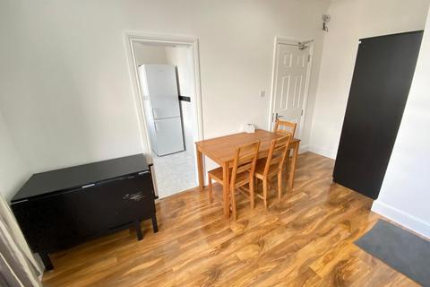 Studio to rent, Rucklidge Avenue, London, NW10