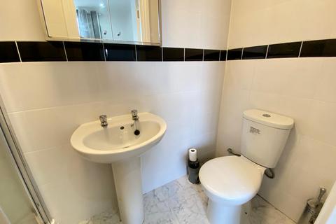 Studio to rent, Rucklidge Avenue, London, NW10