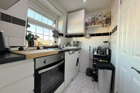 Studio to rent, Rucklidge Avenue, London, NW10