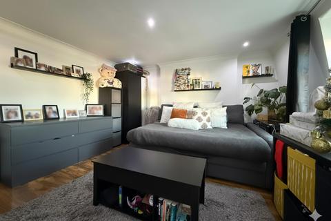 Studio to rent, Rucklidge Avenue, London, NW10