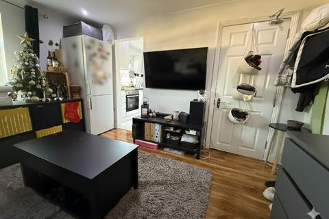 Studio to rent, Rucklidge Avenue, London, NW10