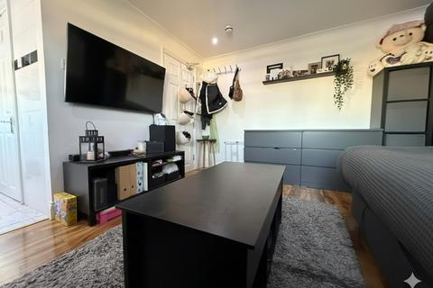Studio to rent, Rucklidge Avenue, London, NW10