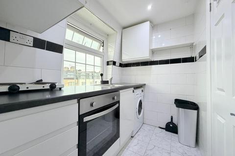 Studio to rent, Rucklidge Avenue, London, NW10