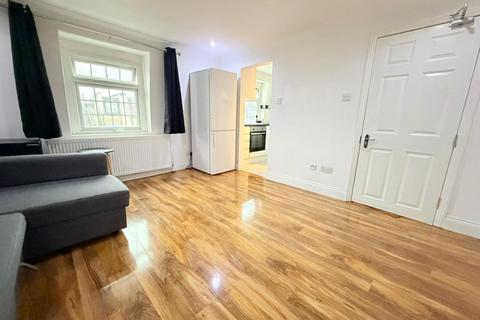 Studio to rent, Rucklidge Avenue, London, NW10