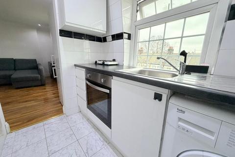 Studio to rent, Rucklidge Avenue, London, NW10