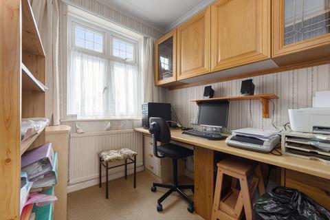 17 Cray Road, Belvedere, DA17 6NB