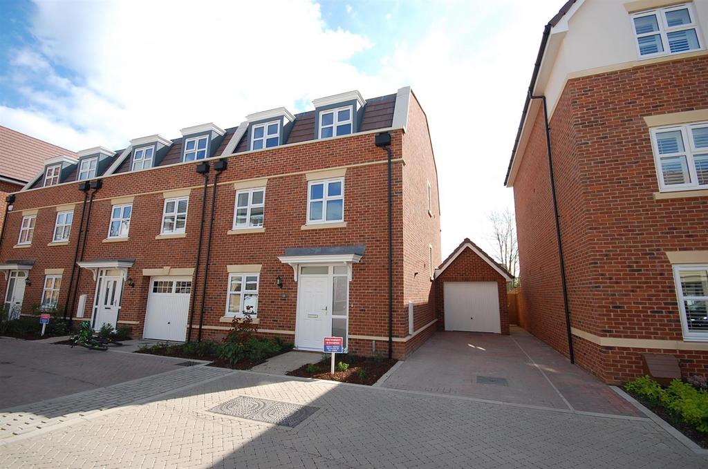 Truesdales, Middlesex UB10 4 bed townhouse £3,350 pcm (£773 pw)