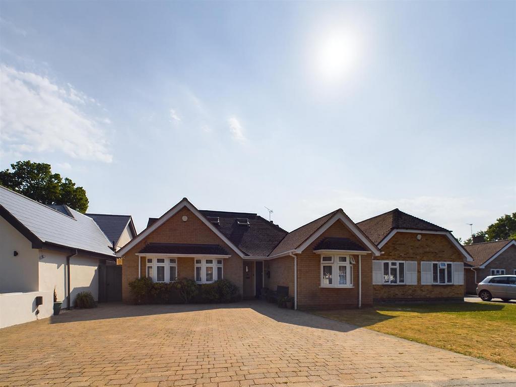 Howletts Lane, Ruislip HA4 6 bed detached bungalow £4,500 pcm (£1,038 pw)