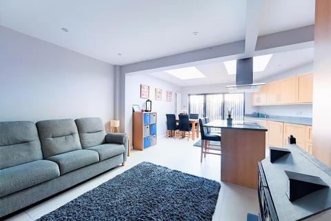 64 Edinburgh Drive, Ickenham, Uxbridge, UB10 8QZ