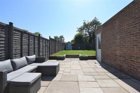 64 Edinburgh Drive, Ickenham, Uxbridge, UB10 8QZ
