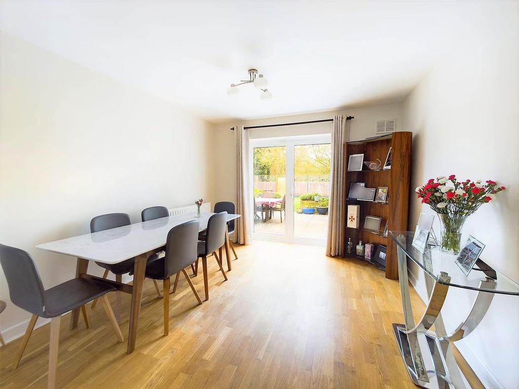 River Close, Ruislip HA4 4 bed semidetached house £700,000