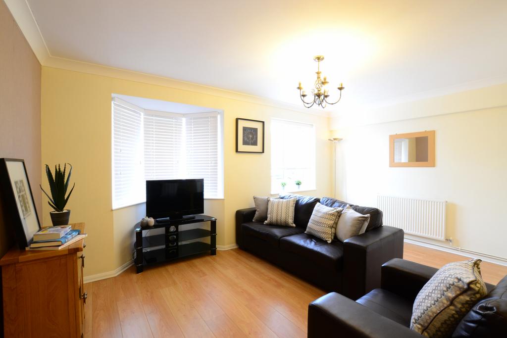 This delightful 2 bedroom ground floor apartment