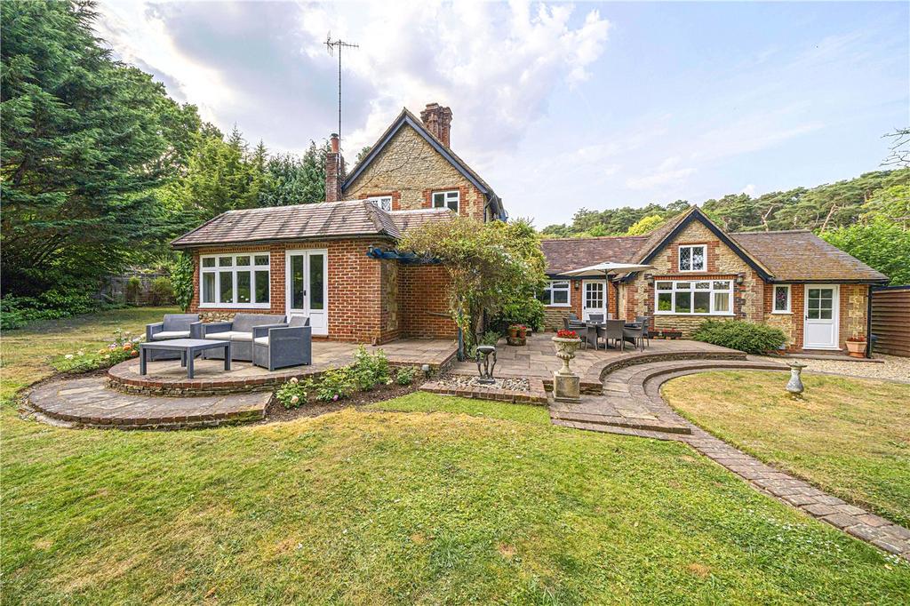 Frensham, Farnham, Surrey, GU10 4 bed semidetached house for sale £