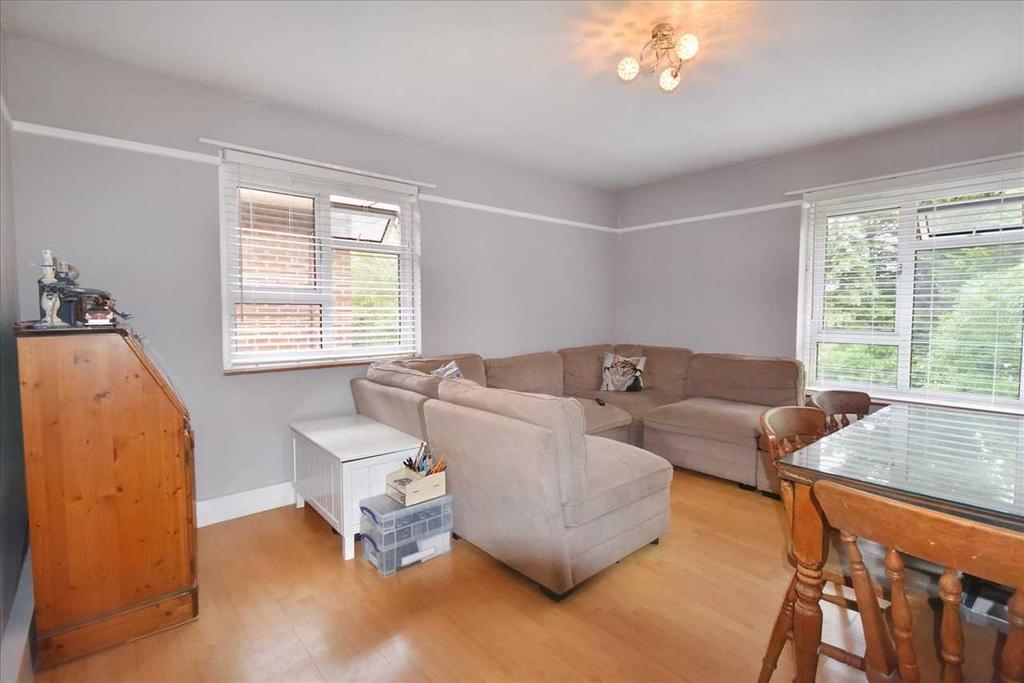 Garth Court, Chiswick 2 bed flat for sale £370,000