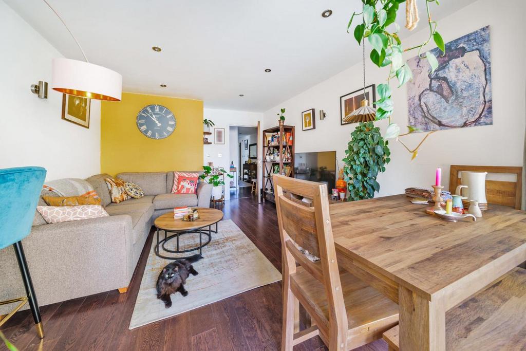 Peckham High Street, Peckham 2 bed flat for sale £500,000