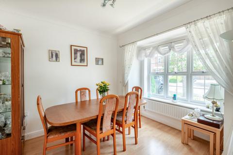 53 Azalea Close, London Colney, St Albans, AL2 1UA