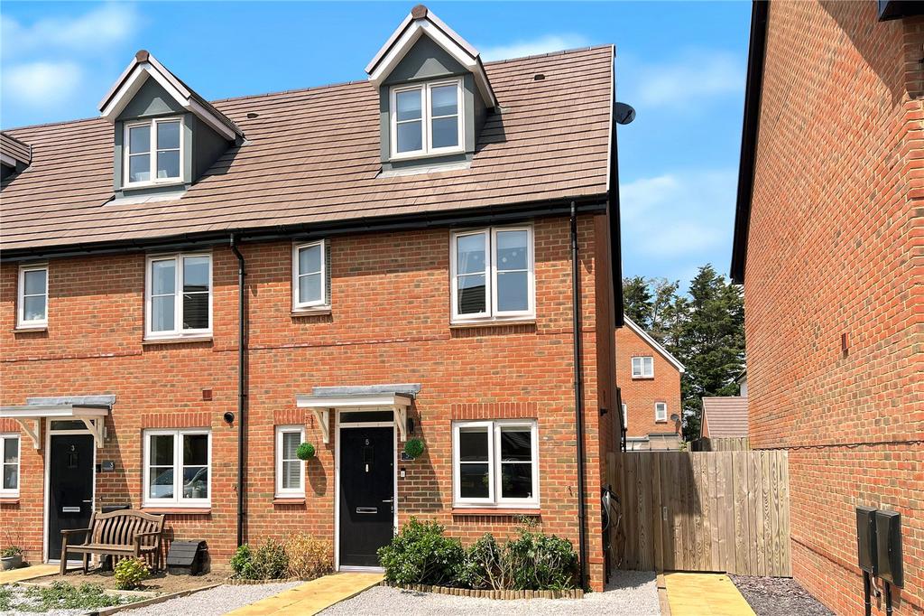 Lavender Way, Angmering, West Sussex 3 bed end of terrace house £400,000