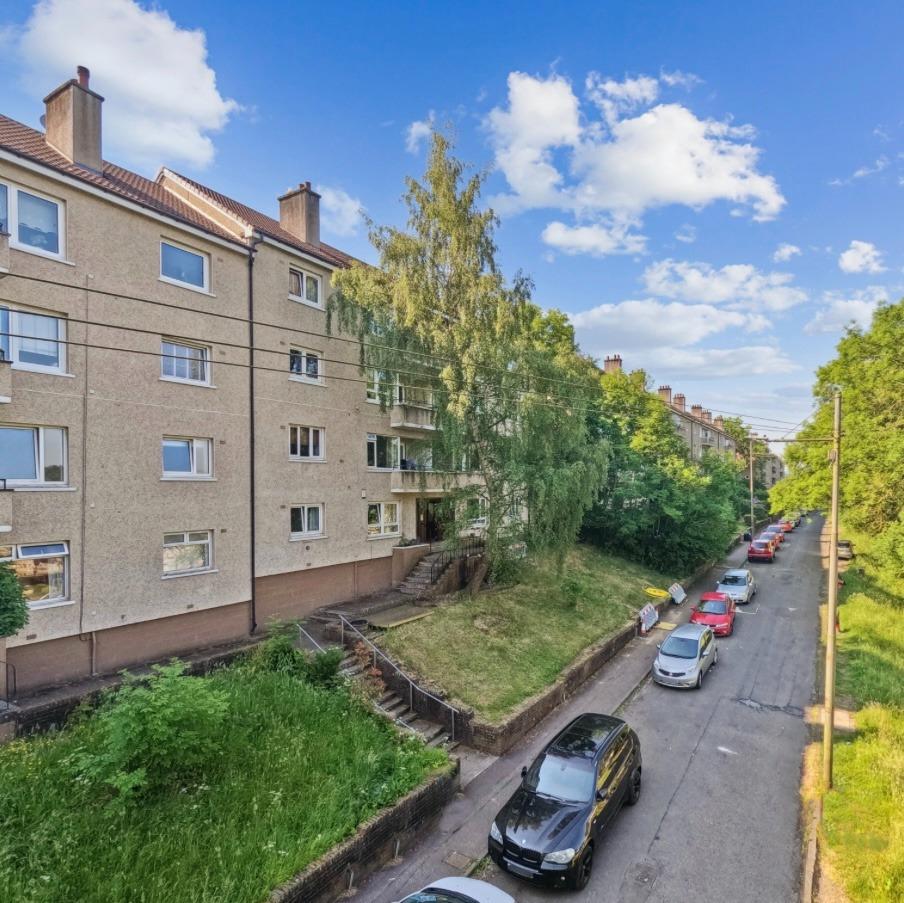 Barrmill Road, Flat 2/2, Mansewood, Glasgow, G43 1EJ 2 bed flat for