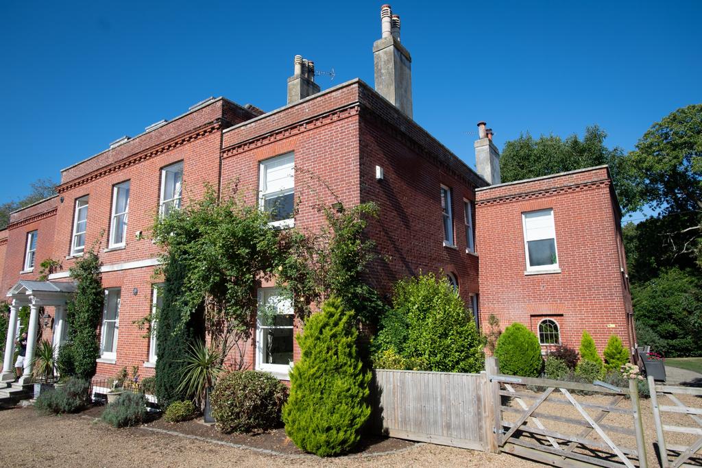 Titchfield Road, Stubbington, Fareham FULLY FURNISHED 4 bed end of