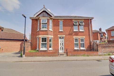 3 bedroom detached house for sale, West Road, Woolston