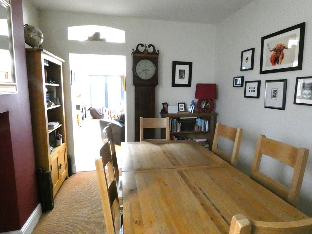 Elmbridge Road, Longlevens, Gloucester 3 bed semidetached house £1,400 pcm (£323 pw)