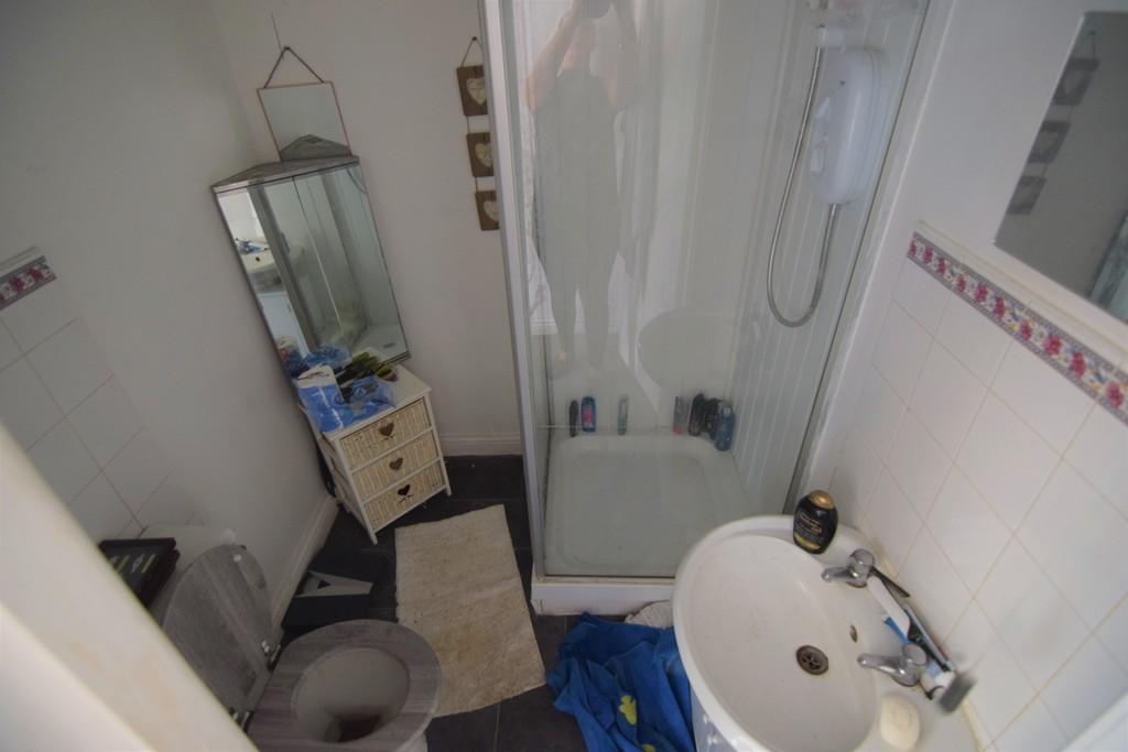 Flat 5 bathroom