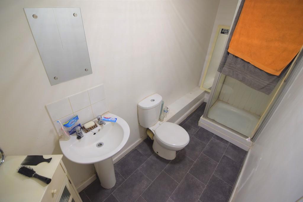 Flat 1 bathroom