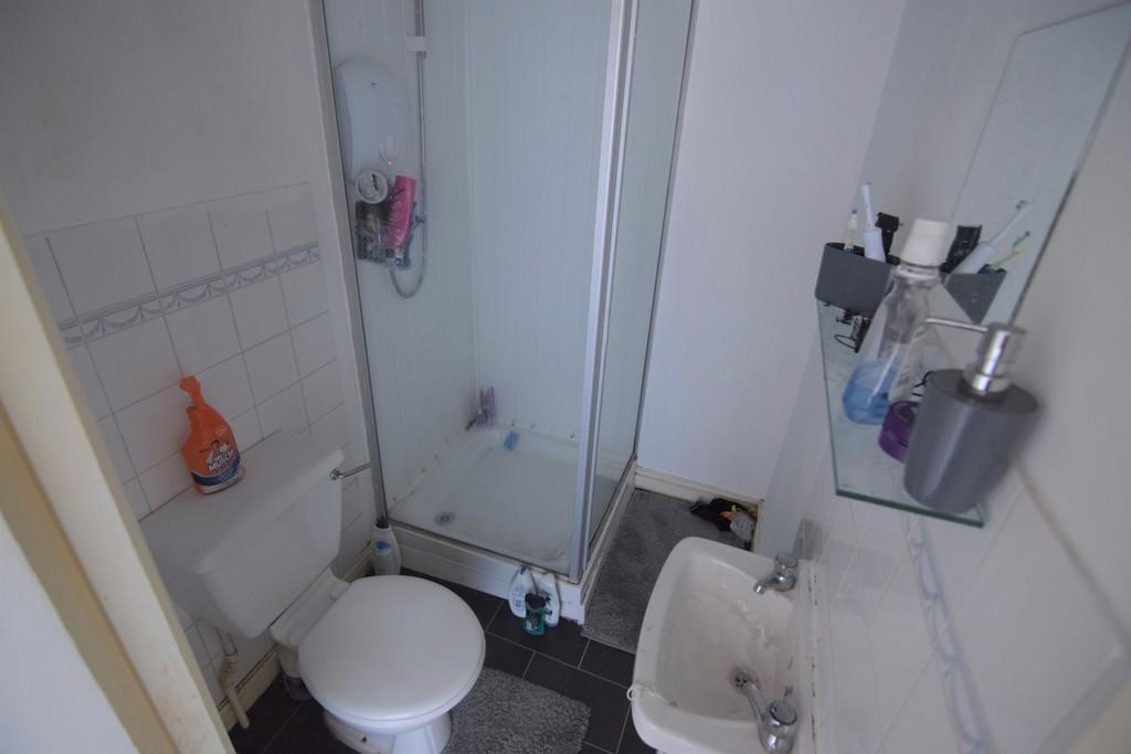 Flat 4 bathroom