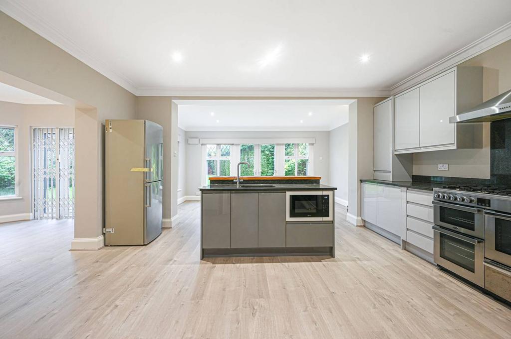 Longland Drive, Totteridge, London, N20 4 bed house £12,003 pcm (£