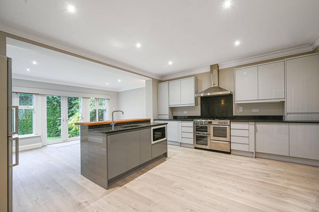 Longland Drive, Totteridge, London, N20 4 bed house £12,003 pcm (£