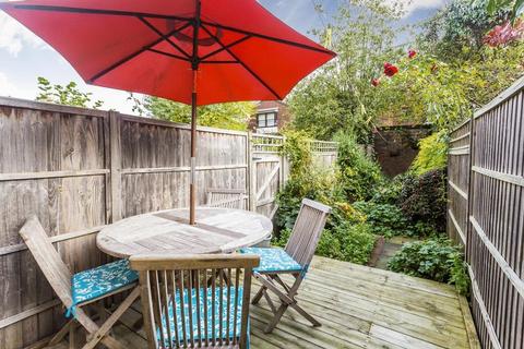 2 bedroom ground floor flat for sale, Larden Road W3