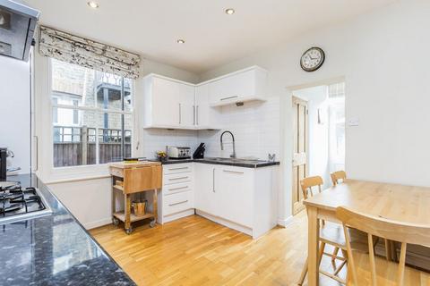 2 bedroom ground floor flat for sale, Larden Road W3