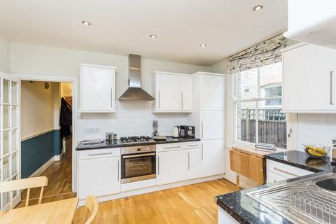 2 bedroom ground floor flat for sale, Larden Road W3