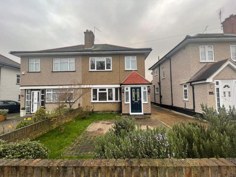 Mansfield Drive, Hayes, UB4 3 bed semidetached house £2,350 pcm (£