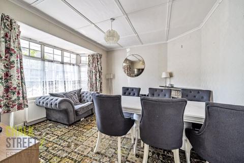 6 Woodstock Avenue, Romford, RM3 9NF