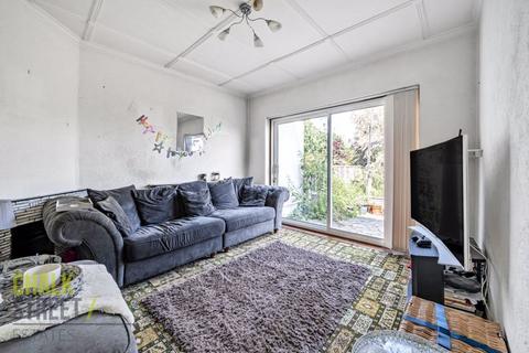 6 Woodstock Avenue, Romford, RM3 9NF