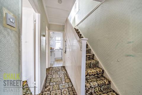 6 Woodstock Avenue, Romford, RM3 9NF